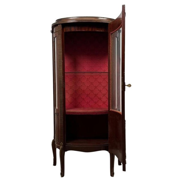 An elegant and beautifully crafted 20th-century French display cabinet, constructed in richly figured mahogany and...
