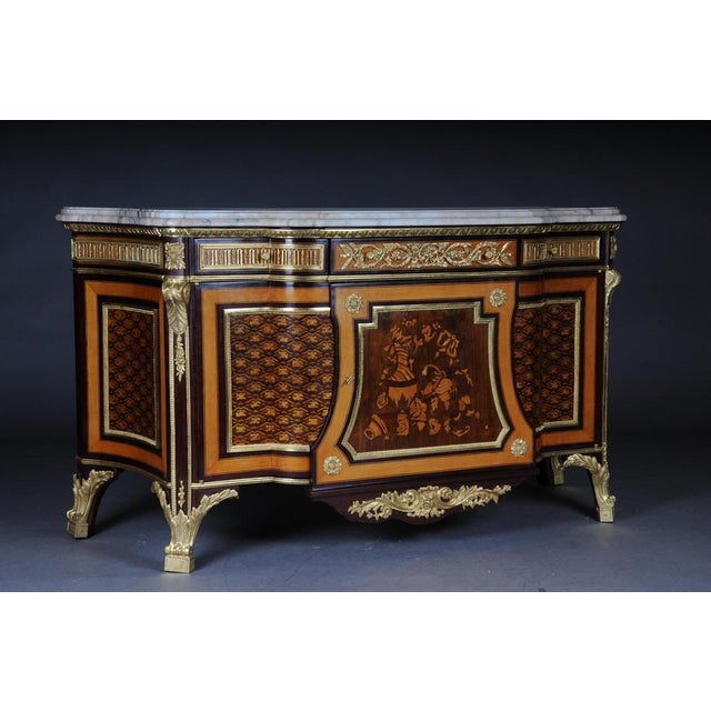 Bronze, gilded or partly dark patinated. Marble plate, over three frying chunks and a large two-thirds chimney door, with...