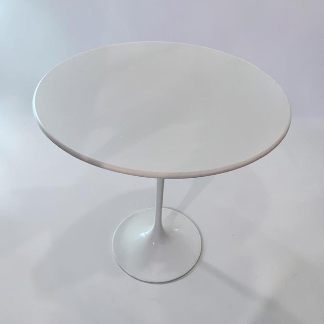 An iconic Mid-Century Modern design, this authentic Knoll Saarinen Tulip Side Table features the classic single-pedestal...