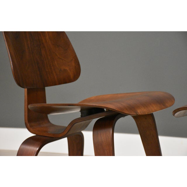 Evans Products Company Refinished Charles and Ray Eames DCW Herman Miller Walnut Dining Chairs - Set of 4 For Sale - Image 4 of 11