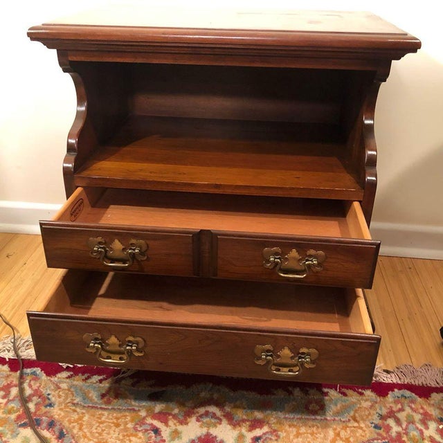 Wood Pair of Pennsylvania House Chippendale Style Nightstands Bedside Cabinets Side Tables For Sale - Image 7 of 12