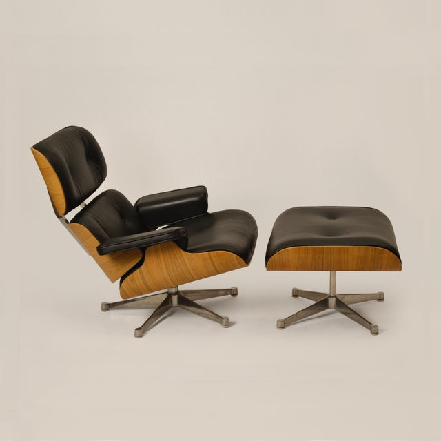 Herman Miller Set of Lounge Chair and Ottoman in Walnut and Black Leather by Charles Eames for Herman Miller, 1990s For Sale - Image 4 of 4