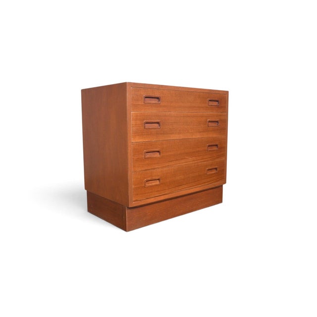 Hundevad Møbelfabrik Mid 20th Century Carlo Jensen Four Drawer Gentleman's Chest in Teak For Sale - Image 4 of 7