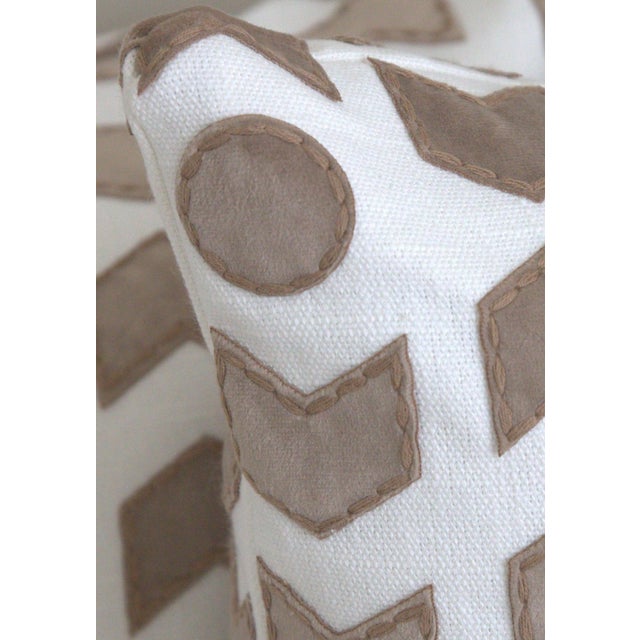 Knife-edge pillow in 100% cotton fabric with suede-appliquè. Hidden zipper. Feather insert included.