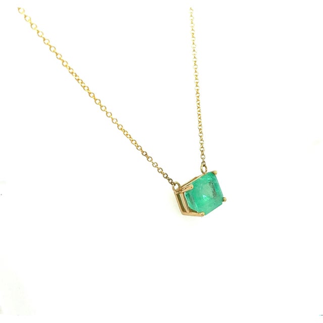 3.66 Carat Emerald Cut Colombian Emerald Solitaire East West Pendant Necklace in For Sale - Image 4 of 7
