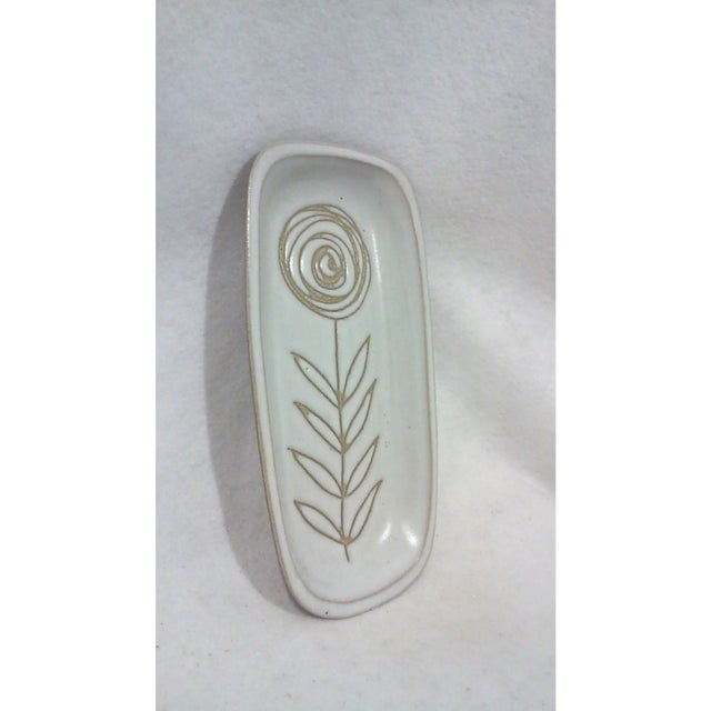 This is a Martz incised flower rectangular dish for dining or display in an off white speckled ceramic. This 1960s era...
