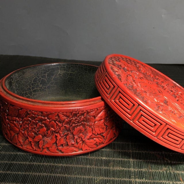 Art Deco Cinnabar Carved Lacquer Round Box With Peony & Butterfly For Sale - Image 3 of 6