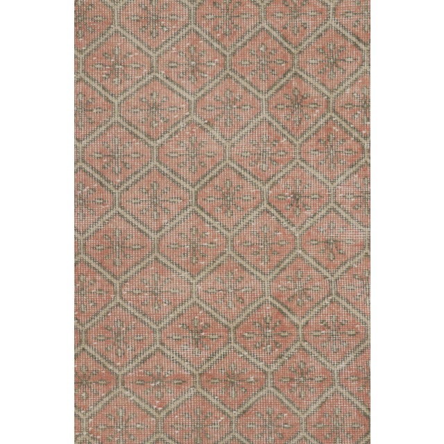 Vintage Distressed Rug, Pink & Beige With Diamond Geometric Pattern – Rug & Kilim For Sale In New York - Image 6 of 8