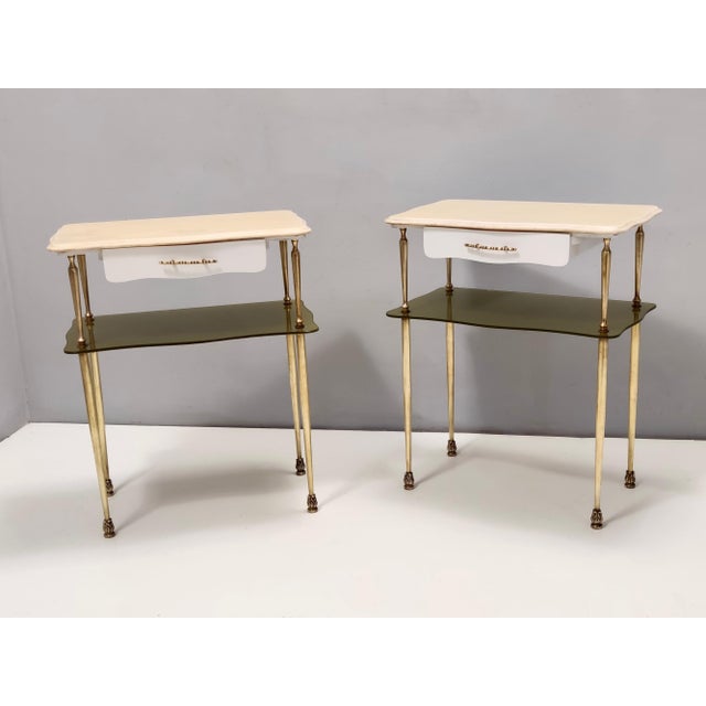 Mid-Century Modern Italian White Lacquered Nightstands with Marble Tops and Glass Shelves, 1950s, Set of 2 For Sale - Image 3 of 11