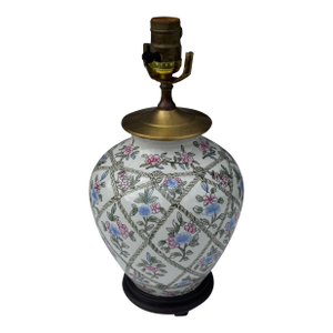 Mid 20th Century Chinoiserie Rope Trellis and Floral Patterned Table Lamp