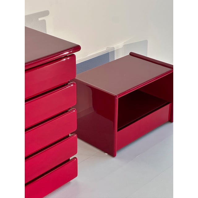 Vintage Chest of Drawers and Bedside Tables in Burgundy Lacquered Wood, 1980s, Set of 3 For Sale - Image 3 of 8