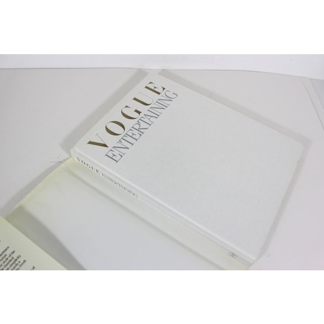 American 1988 Vogue Entertaining Hard Cover Book With Dust Jacket White Cookbook Table Setting Entertain Style For Sale - Image 3 of 8