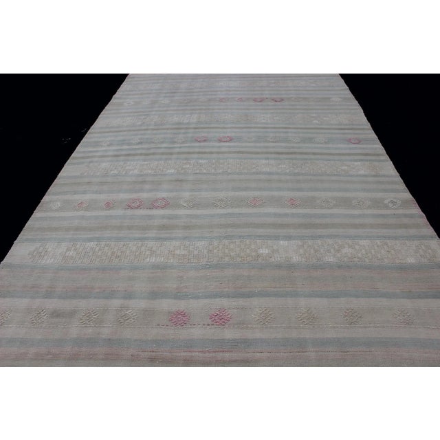 Flat-Weave Kilim With Embroideries in Taupe, Green, Blue and Gray For Sale In Atlanta - Image 6 of 13