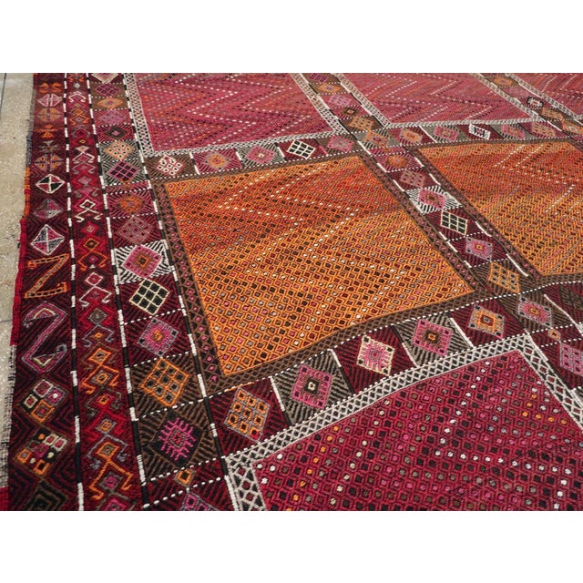 Tribal Galerie Shabab Collection Mid-20th Century Turkish Tribal Flatweave Kilim Large Carpet For Sale - Image 3 of 8