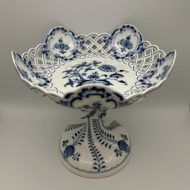Antique Porcelain Zwiebelmuster Ceremonial Bowl with Knauf-Schwerts Mark from Meissen, 1850-1910 For Sale - Image 15 of 15