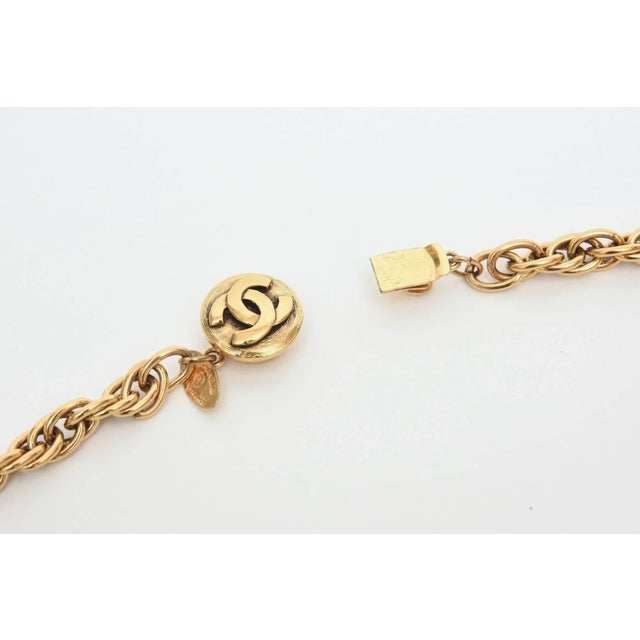 Modern Vintage Chanel Gold Knot and Nacre Faux Pearl Link Necklace 80's For Sale - Image 3 of 8