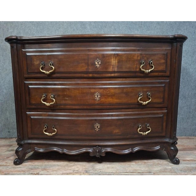 Mid-20th Century Louis XV Curved Chest of Drawers in Walnut For Sale - Image 3 of 12