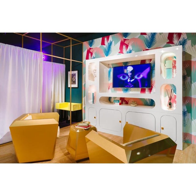 Contemporary Carosello Cabinet in Powder-Coated Aluminum by Altreforme For Sale - Image 3 of 9