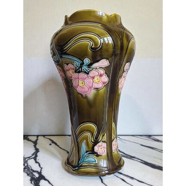 Art Nouveau majolica vase, Gustave de Bruyn Height 28 cm Maximum diameter approximately 15 cm In very good condition with...