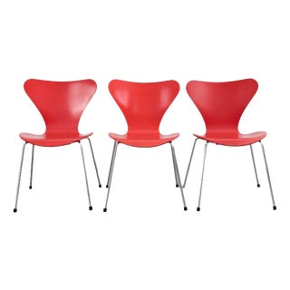Series 7 Chairs by Arne Jacobsen for Fritz Hansen Red, Set of 3 For Sale