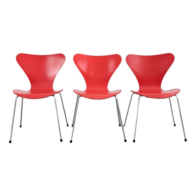 Series 7 Chairs by Arne Jacobsen for Fritz Hansen Red, Set of 3 For Sale