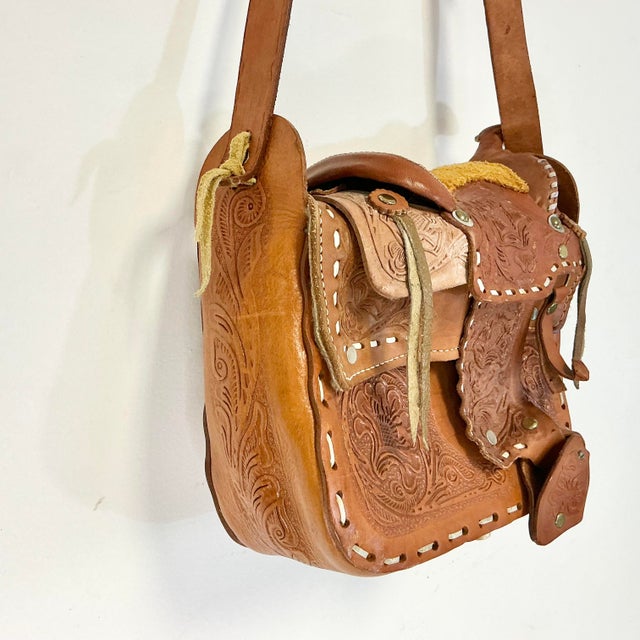 1980s Vintage Southwestern Americana Tooled Leather Trompe I’Oeil Saddle Shoulder Handbag. For Sale - Image 12 of 16