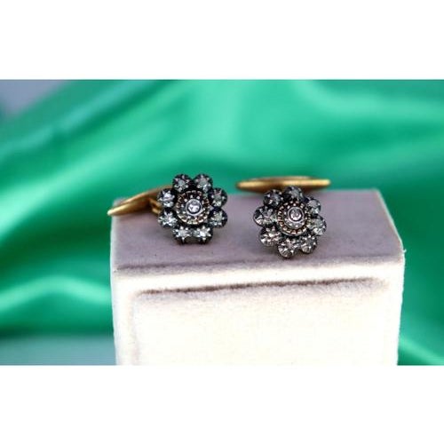 Gold and silver flower-shaped cufflinks with diamond flakes. Metal: Gold. Origin: Portuguese. Brand: Tigre e Javali II...