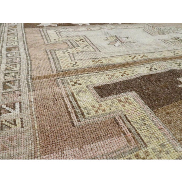 Galerie Shabab Collection Tribal Mid-20th Century Handmade Turkish Anatolian Gallery Rug For Sale In New York - Image 6 of 10