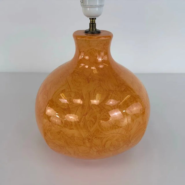 Ceramic Vintage 1990s French Kostka Ceramic Table Lamp | Reactive Glaze | Amber Melon | Original Shade | Made in France For Sale - Image 7 of 10