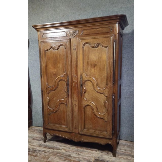 Antique Louis XV period wardrobe in solid wood (oak and walnut) Superb antique wardrobe in solid wood, Louis XV period,...