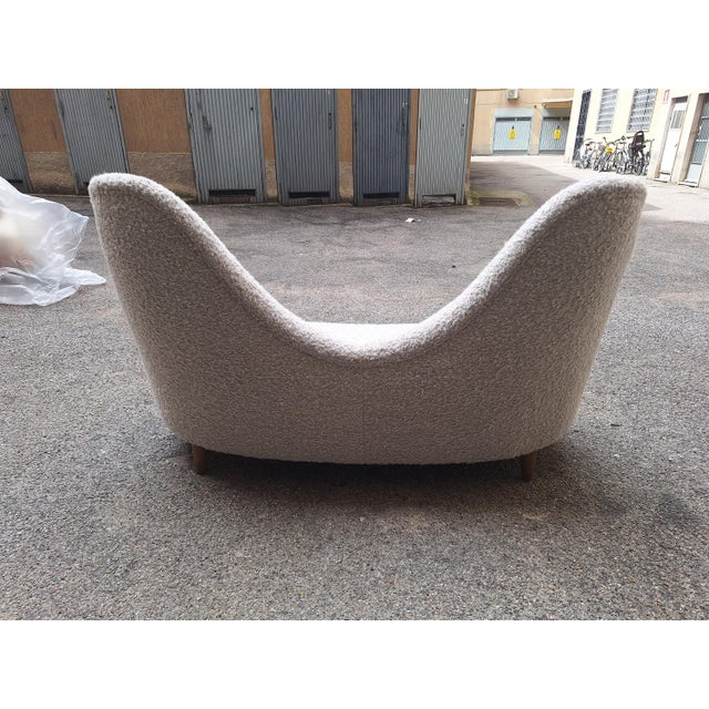 Gio Ponti 2-Seater Sofa with Double-Humped Backrest in White Teddy Bear Bouclé by Gio Ponti, 1990s For Sale - Image 4 of 15