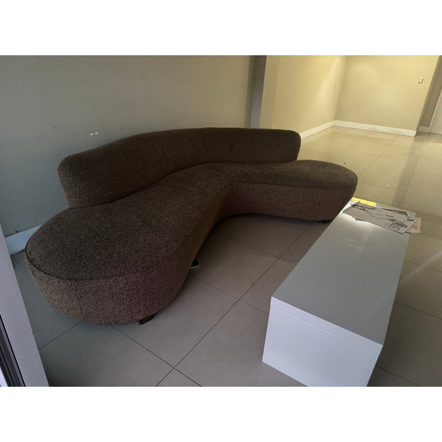 This is an authentic Vladimir Kagan Serpentine Sofa, a true collector’s piece and a standout example of 20th-century...