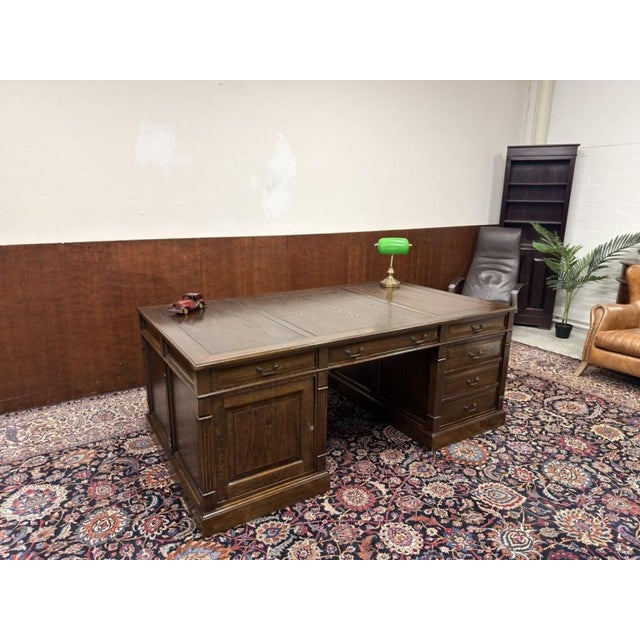 Large English Desk in Oak, in Good conditions. Designed 1920 to 1949