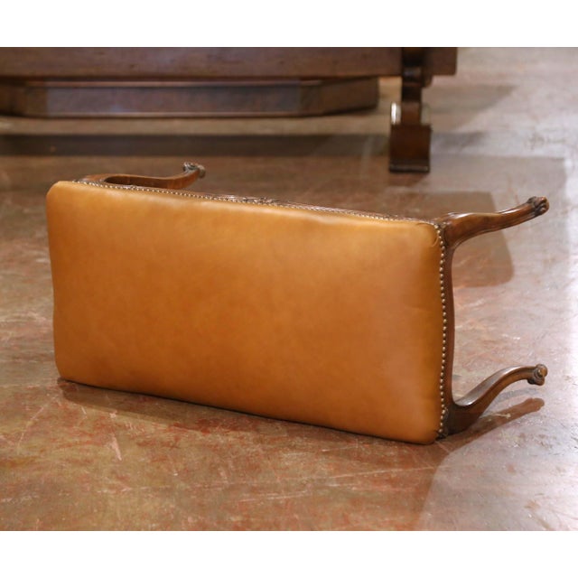 French Early 20th Century French Louis XV Carved Walnut Bench With Leather Seat For Sale - Image 3 of 10