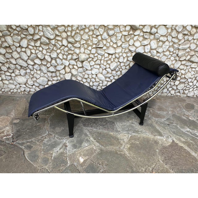 Bauhaus LC4 Chaise Lounge in Blue Leather by Le Corbusier, Pierre Jeanneret & Charlotte Perriand for Cassina, 1980s For Sale - Image 3 of 18