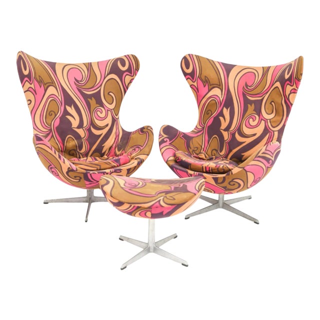 A Pair of Iconic Egg Chairs With Single Ottoman by Arne Jacobsen for Fritz Hansen, C. 1973. For Sale
