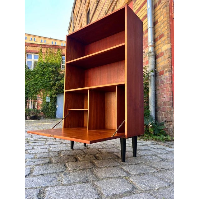 Height of the open compartments in the upper section: 30.5 cm. The flap in the lower section of the shelf can be locked....