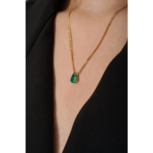 1.63ct Pear Cut Emerald Solitaire Modern Necklace in 14k Yellow Gold-18 Inch Length For Sale In New York - Image 6 of 16