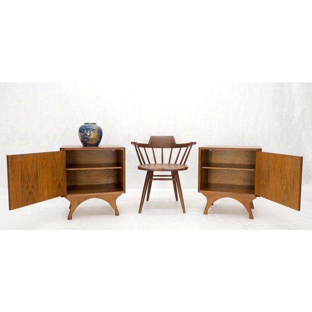 Mid 20th Century Pair Sculpted Fronts Legs Walnut Mid-Century Modern Nightstands End Tables MINT! For Sale - Image 5 of 13