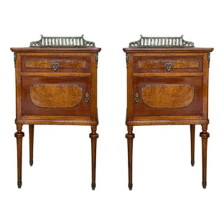 1900-1909 Pair of French Oak Nightstands With Drawer, Door and Bronze Crest For Sale