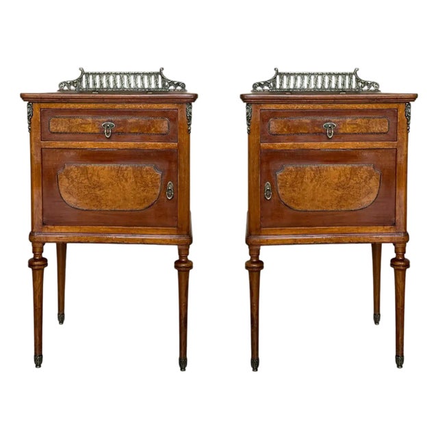 1900-1909 Pair of French Oak Nightstands With Drawer, Door and Bronze Crest For Sale