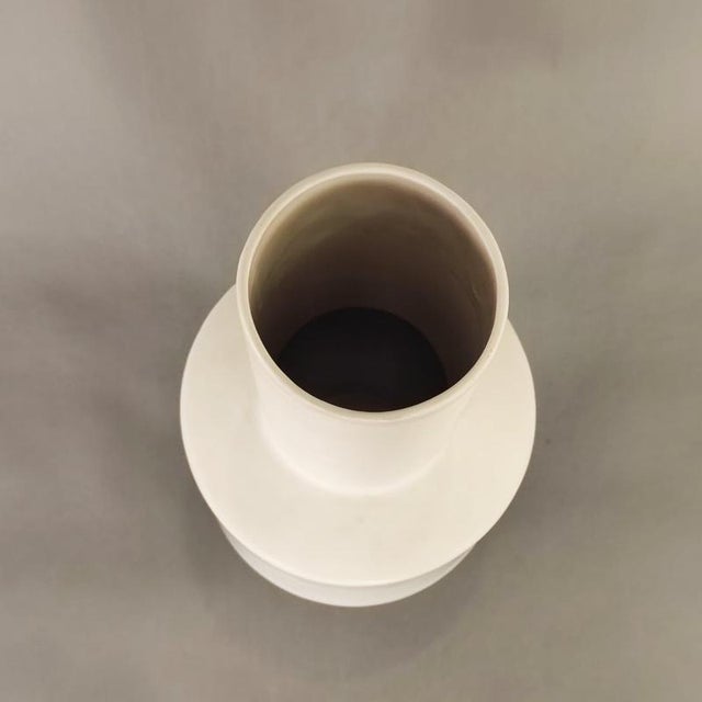 Large Italian White Ceramic Vases, 1970s, Set of 2 For Sale - Image 6 of 7