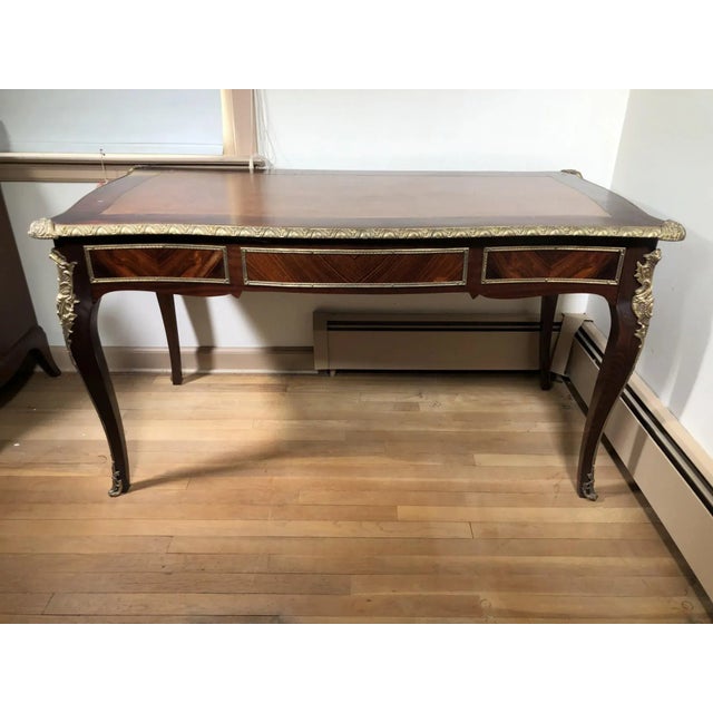 French Early 20th Century Louis XV Style French Kingwood Bronze-Mounted Leather-Top Bureau Plat Writing Desk For Sale - Image 3 of 13