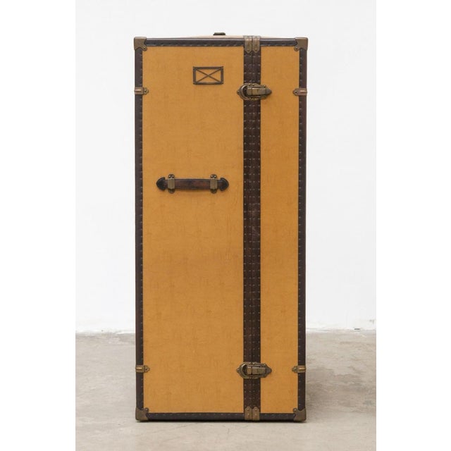 Starbay 21st-century colonial-style bar trunk Constructed with fine materials, its design recalls the charm of the most...
