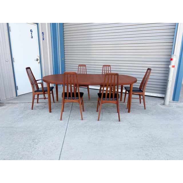 Mid-Century Modern 1960s Danish Modern Teak Extendable Dining Set For Sale - Image 3 of 17