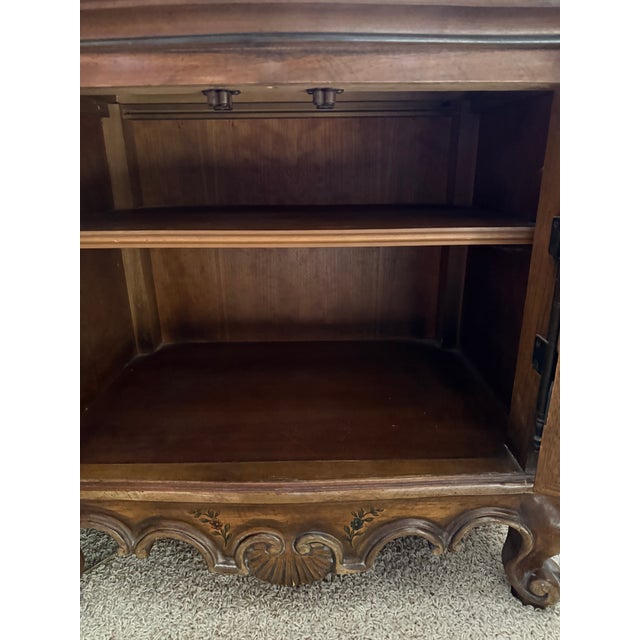 1960s Drexel Heritage French Provincial Louis XV Carved Walnut Nightstands, Pair For Sale In Sacramento - Image 6 of 18