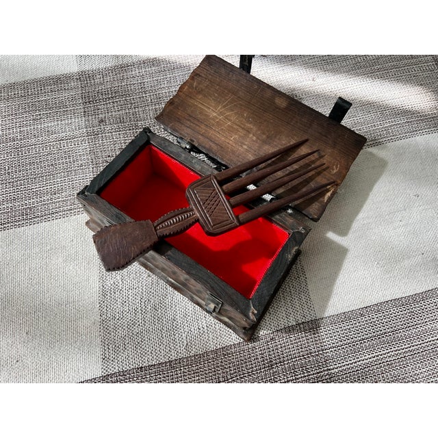 Late 19th Century Ebony Wood Hand-Carved Hair Comb For Sale In New York - Image 6 of 8