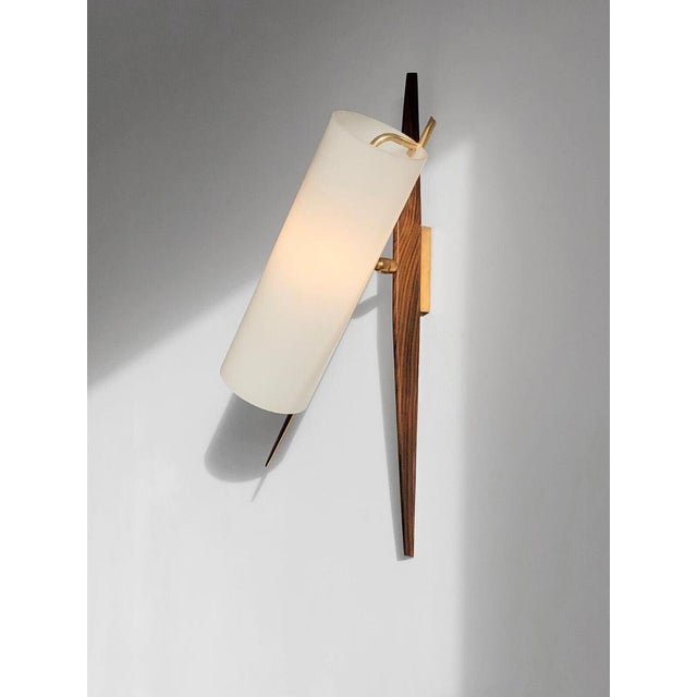 A very beautiful large adjustable wall light, modernist, fifties, from forme-libre, large tapered base in solid mahogany...