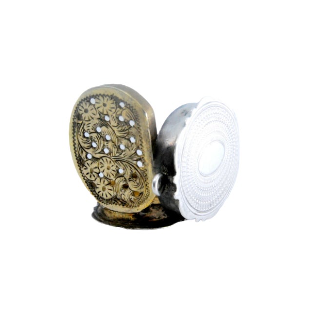 Edward VII Oval Silver and Gold Vinaigrette Box with Engravings For Sale - Image 10 of 10