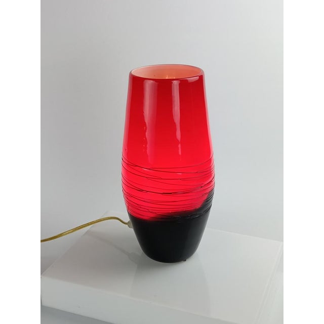 Red and black shell-shaped lamp The black glass wire wraps around the shaft - 1 m power cord with switch - Weight 1.2 kg...